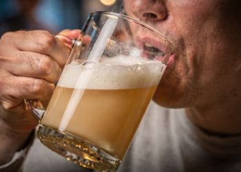 Cerveja amanteigada original combina sorvete e cidra quente e cria espuma cremosa irresistível