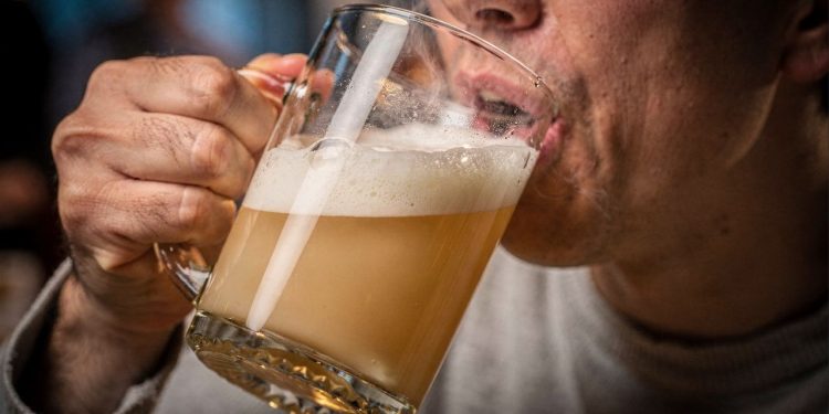 Cerveja amanteigada original combina sorvete e cidra quente e cria espuma cremosa irresistível