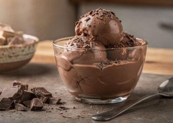 Sorvete de chocolate caseiro cremoso com poucos ingredientes