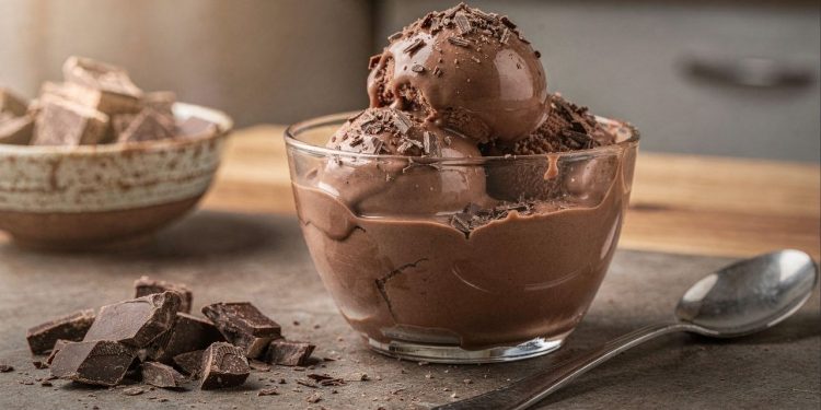 Sorvete de chocolate caseiro cremoso com poucos ingredientes