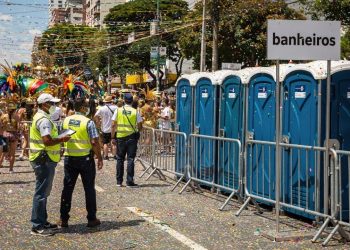 Quanto custa alugar banheiros químicos para um percurso de bloco de rua
