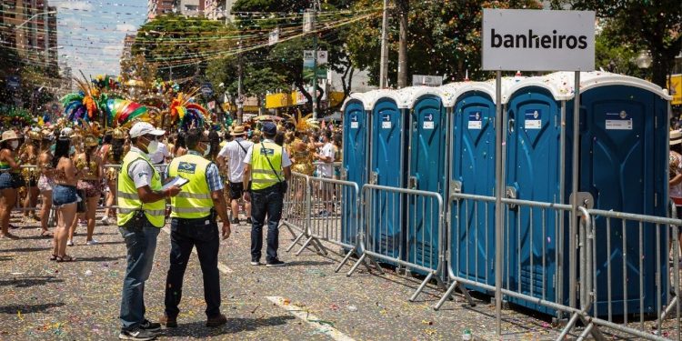 Quanto custa alugar banheiros químicos para um percurso de bloco de rua