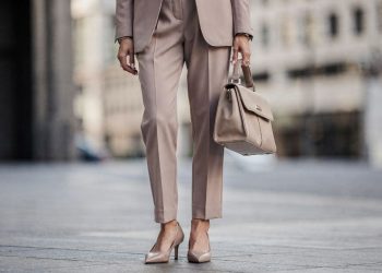 4 truques simples para acertar na hora de escolher a cor do sapato para compor o look