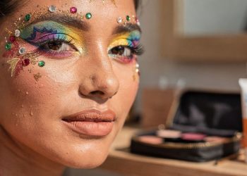 Aprenda o passo a passo da preparação de pele para uma make intacta no carnaval
