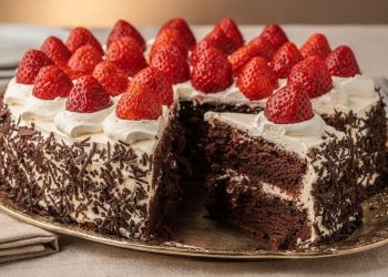 O bolo de morango e chocolate ideal para aniversários e comemorações