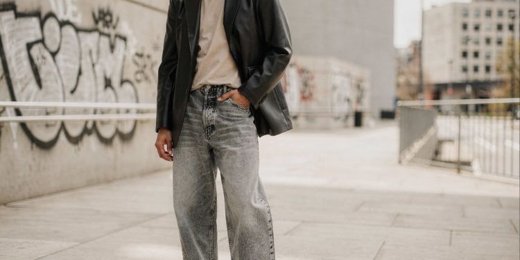 O jeans dos anos 2000 volta com tudo e ameaça aposentar o tradicional em 2026
