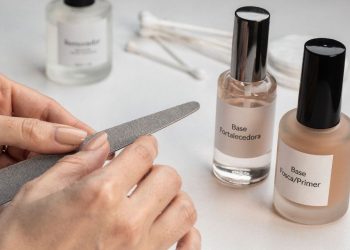 O erro na preparação da unha que descasca sua esmaltação em menos de 2 dias