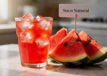 Suco de melancia simples fica pronto em 5 minutos e refresca nos dias quentes