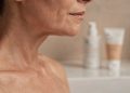 3 produtos escondidos que realmente combatem a flacidez do pescoço, segundo dermatologista
