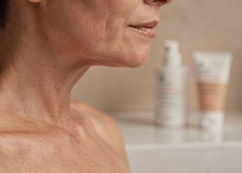 3 produtos escondidos que realmente combatem a flacidez do pescoço, segundo dermatologista
