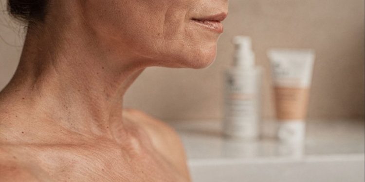 3 produtos escondidos que realmente combatem a flacidez do pescoço, segundo dermatologista