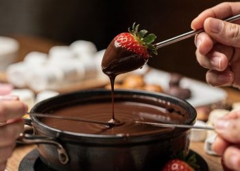 Fondue de chocolate fácil combina praticidade, cremosidade e um toque sofisticado
