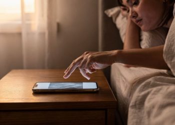 O que significa pegar o celular ao acordar, segundo a psicologia do comportamento