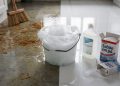 Essa mistura de limpeza para piso derrete até a sujeira mais difícil