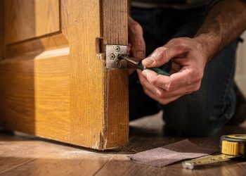 Porta que não fecha direito costuma ter solução simples com ajustes rápidos em casa