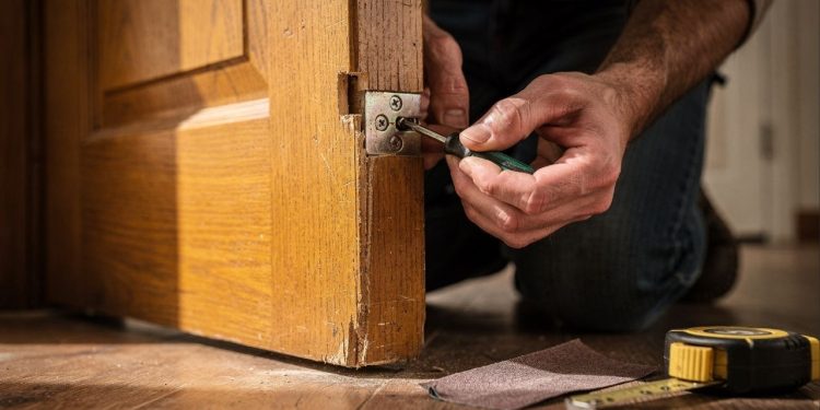 Porta que não fecha direito costuma ter solução simples com ajustes rápidos em casa