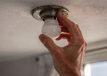 Lâmpada piscando em casa geralmente indica mau contato ou defeito simples que você pode resolver