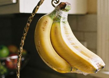 O truque simples com filme plástico que reduz o escurecimento da banana por vários dias