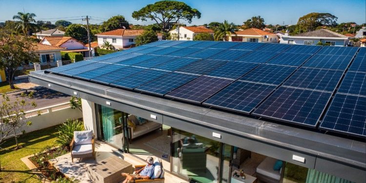 Painel solar residencial vale a pena em 2026 mesmo com novas regras de compensação