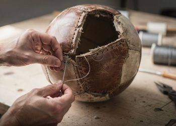 Método de costura caseiro para consertar bola de futebol rasgada em casa