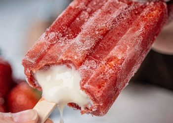 Paleta mexicana de morango recheada conquista pelo preparo simples e baixo custo