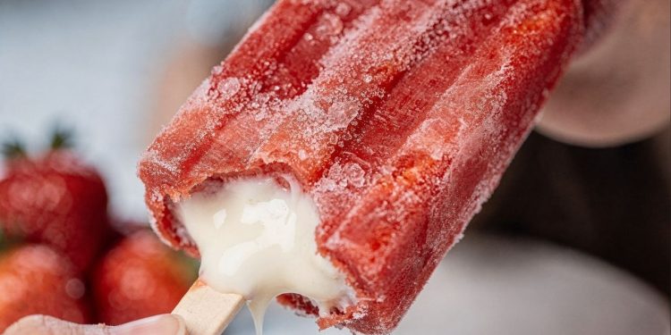 Paleta mexicana de morango recheada conquista pelo preparo simples e baixo custo