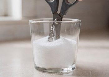 Tesouras cegas dão trabalho, mas um método simples pode resolver