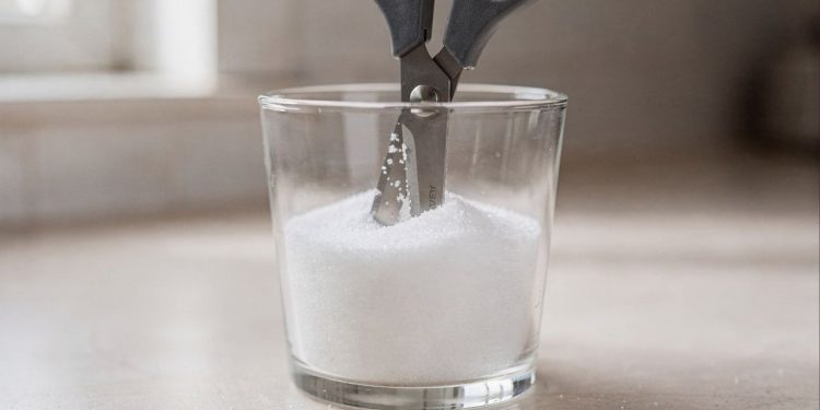 Tesouras cegas dão trabalho, mas um método simples pode resolver
