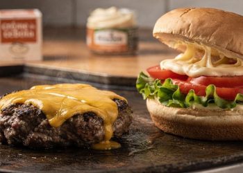 Hambúrguer caseiro simples fica suculento e rende lanches de hamburgueria