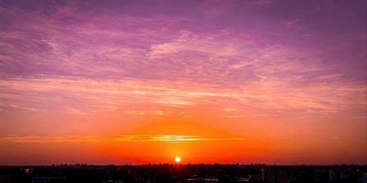 Se o céu é azul, por que ele muda de cor quando o sol se põe?