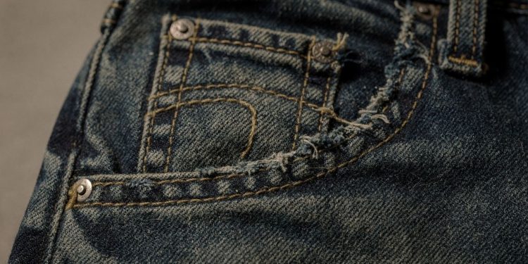 Aquele bolsinho da calça jeans, que parece inútil, foi criado em 1873 para um objeto que sumiu do mapa