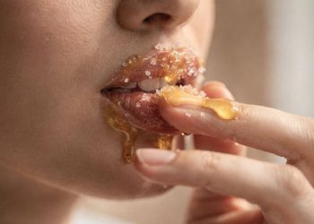 O esfoliante labial natural que deixa os lábios mais macios e livres de pelinhas