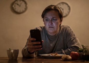 O impacto do sistema de recompensa do cérebro no uso excessivo de redes sociais explicado segundo a psicologia