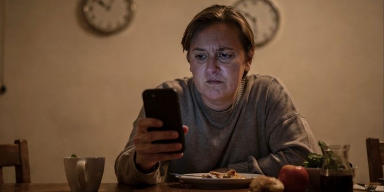 O impacto do sistema de recompensa do cérebro no uso excessivo de redes sociais explicado segundo a psicologia