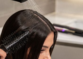Progressiva vencida e raiz capacete? O truque profissional em casa que deixa seu cabelo lisinho