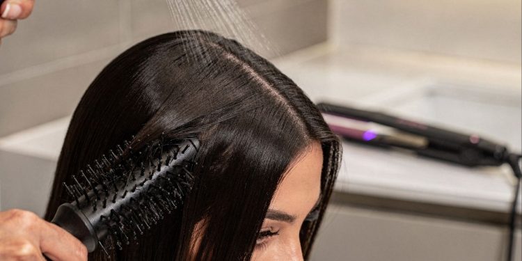 Progressiva vencida e raiz capacete? O truque profissional em casa que deixa seu cabelo lisinho