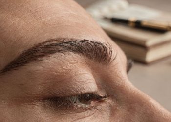 Todo mundo fala errado, mas só uma forma está certa: afinal, é sobrancelha ou sombrancelha?