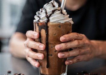 Café gelado cremoso transforma o café da tarde em bebida refrescante e irresistível