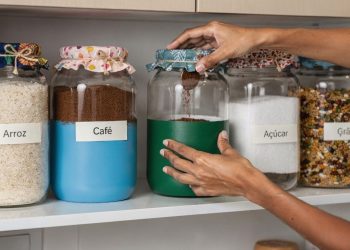Como reciclar potes de geleia e conservas para organizar a cozinha com estilo