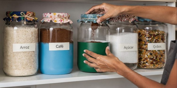 Como reciclar potes de geleia e conservas para organizar a cozinha com estilo