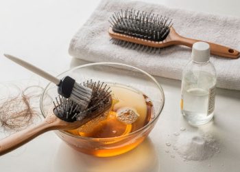 O truque caseiro para limpar escova de cabelo e evitar sujeira no couro cabeludo