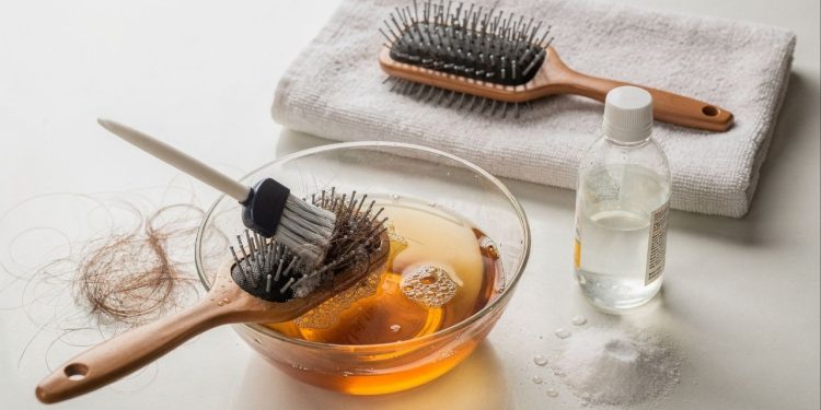 O truque caseiro para limpar escova de cabelo e evitar sujeira no couro cabeludo