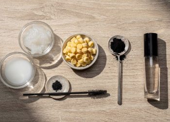 Como fazer máscara de cílios caseira com apenas 4 ingredientes naturais simples?