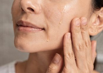Essa massagem facial de 5 minutos fez meu rosto afinar e desinchar em poucos dias