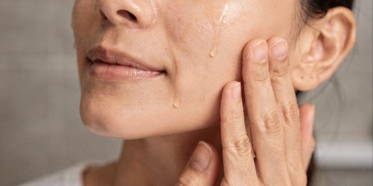 Essa massagem facial de 5 minutos fez meu rosto afinar e desinchar em poucos dias