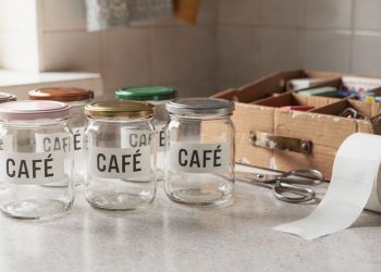Os objetos descartados que ajudam a economizar e organizar a casa no dia a dia