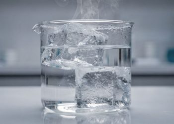 O fenômeno raro chamado ponto triplo onde o gelo e o vapor aparecem juntos na mesma água