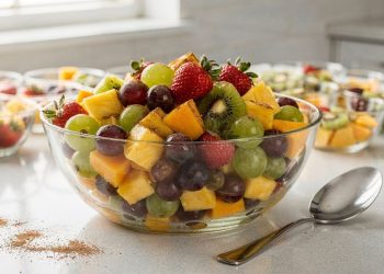 A salada de frutas que rende 15 porções e ainda mantém equilíbrio e frescor
