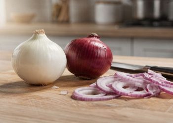 Cebola branca e cebola roxa não são iguais: qual usar em pratos quentes, saladas e marinadas?