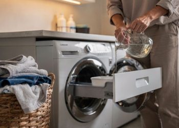 Como usar vinagre branco para tirar cheiro de roupa sem misturar com água sanitária